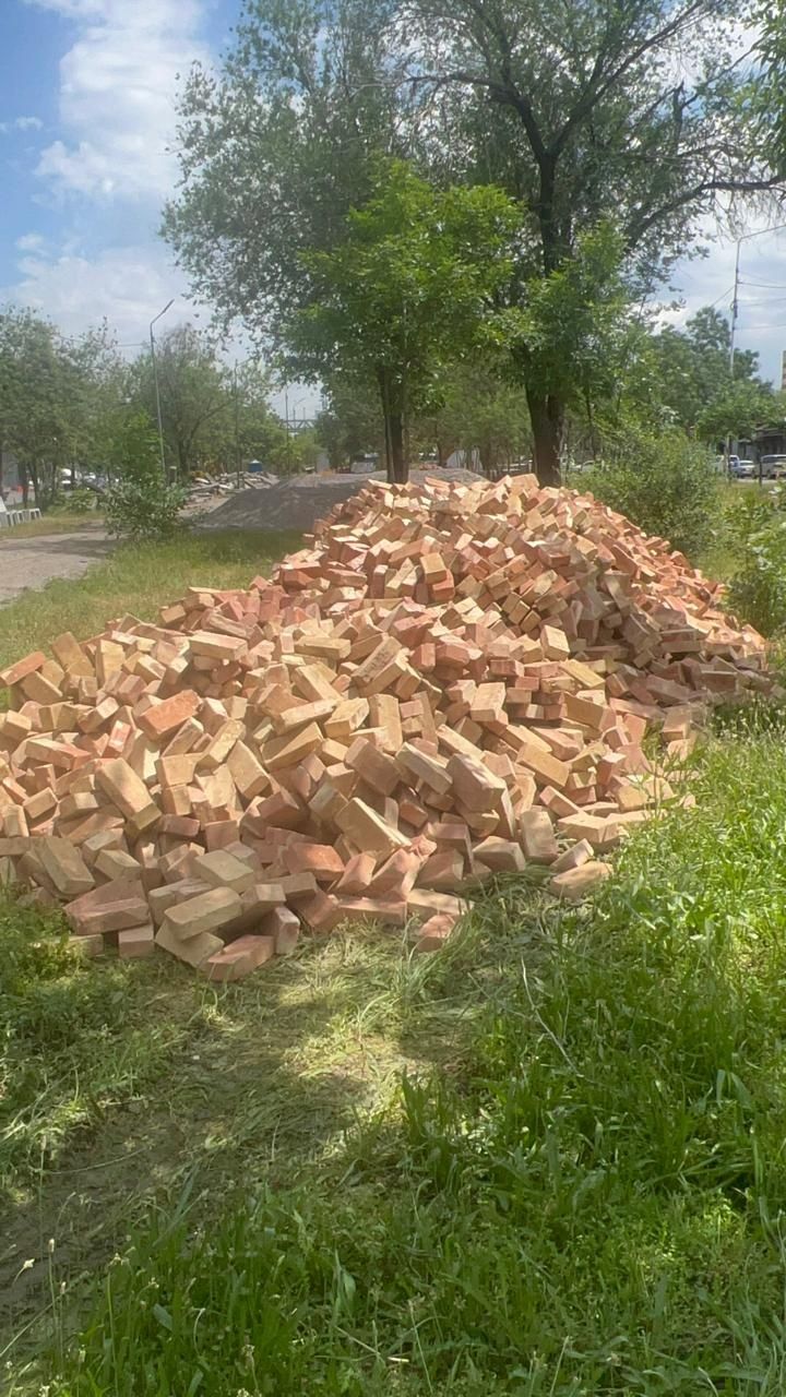 Красный жженый кирпич