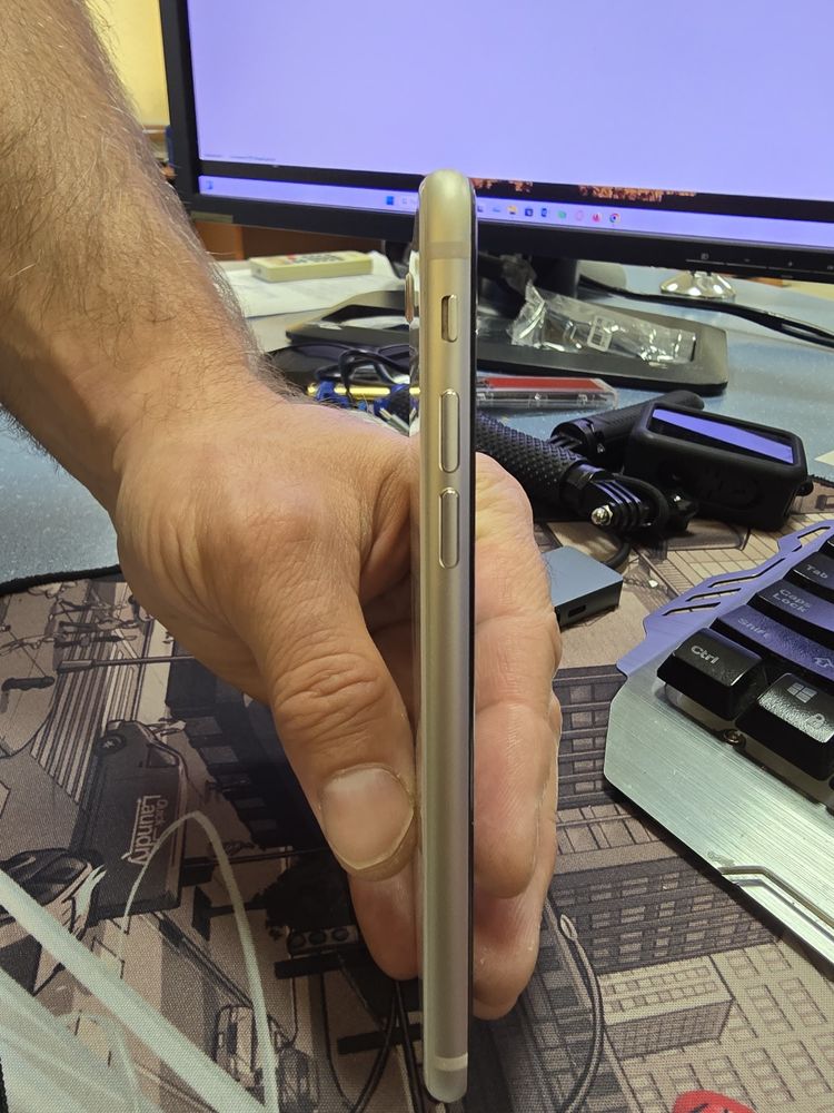 Срочно Прдам Iphone SE 2022г.