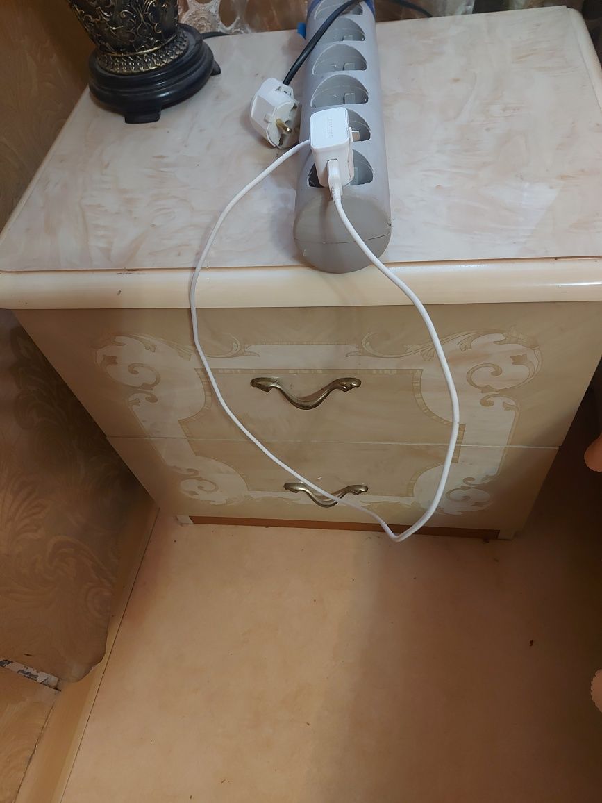 Кровать и прикроватные тумбы