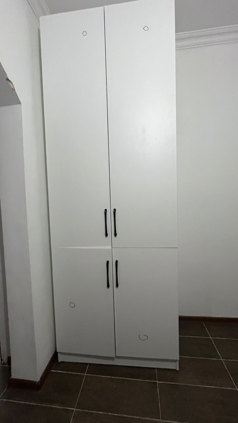 Распашной шкаф  90x250х50 см, белый 
Материал ЛДСП