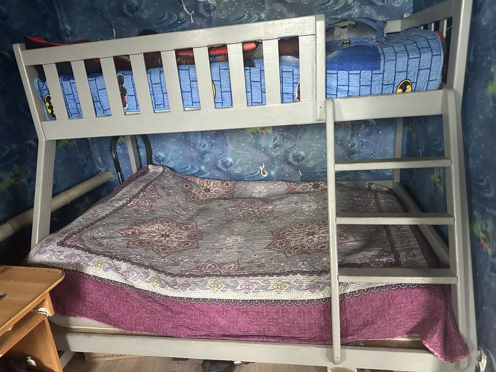 Продам двухярусную кровать из дерева дуба