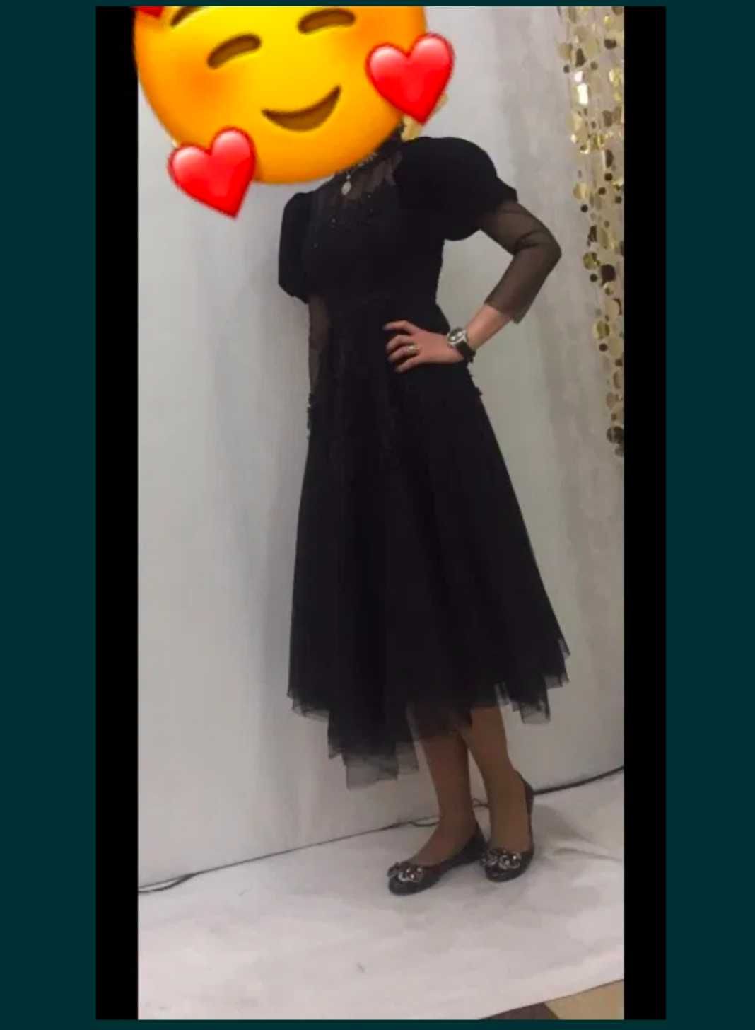 чёрное платье с рукавами французкой длины