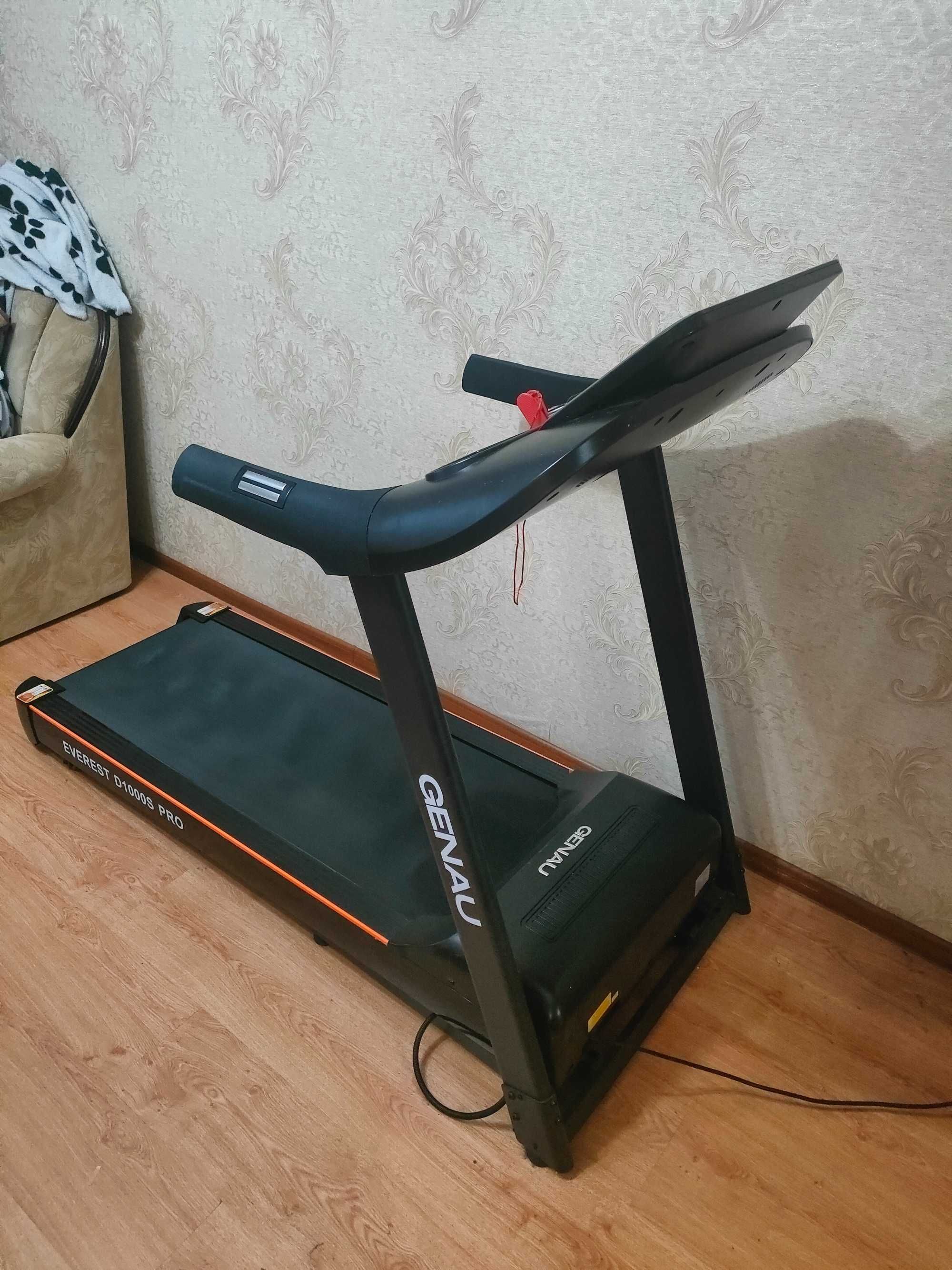 Профессиональная беговая дорожка Genau Everest D1000S PRO