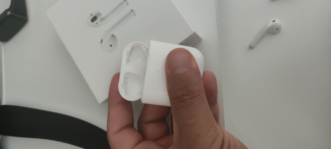 Продам оригинал кейс от airpods 2 с беспроводной зарядки