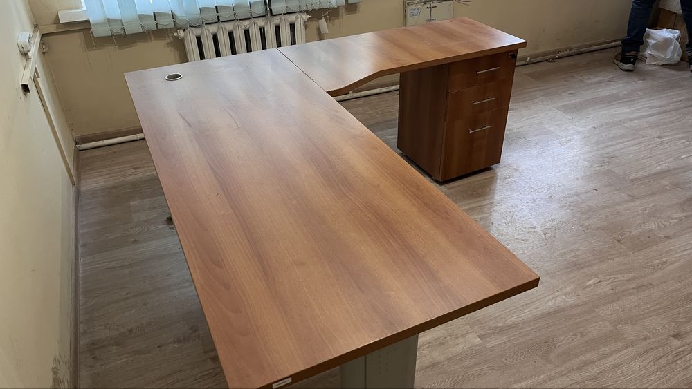 Продам стол офисный, в наличии 2 шт