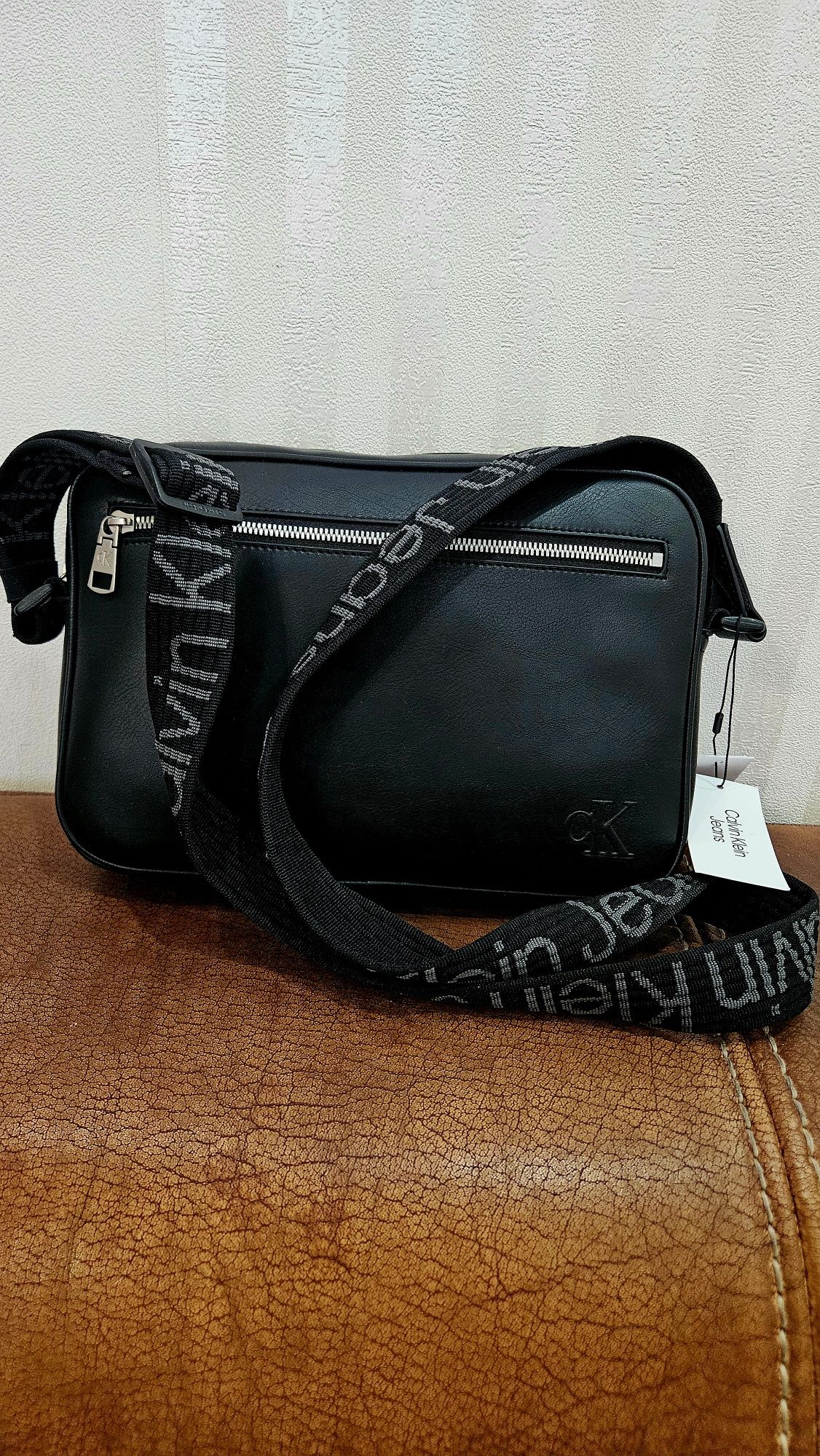 Продам мужскую сумку Calvin Klein,  натуральная кожа, оригинал