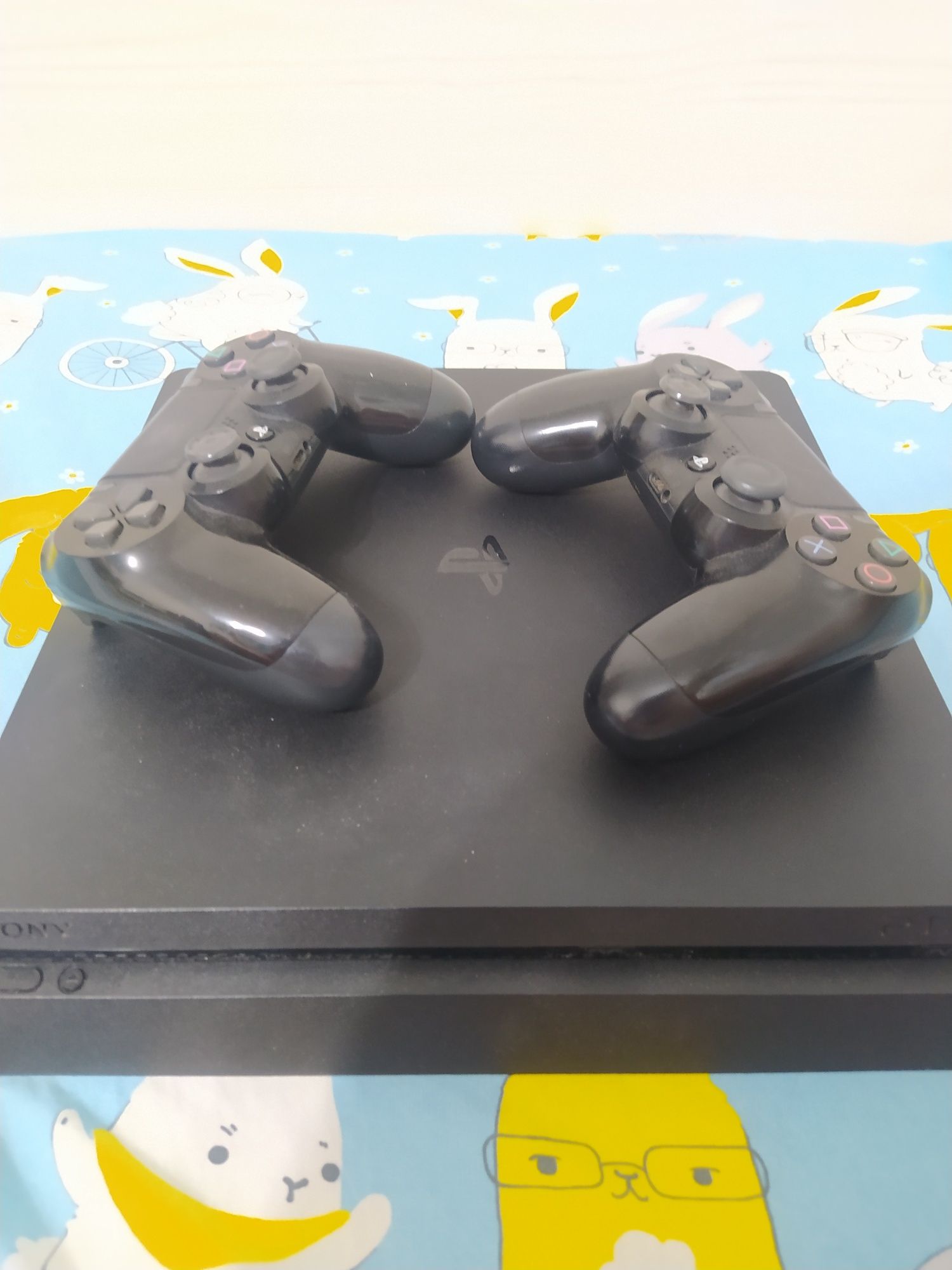 Ps4 с 2 джойстиками в хорошем состоянии.