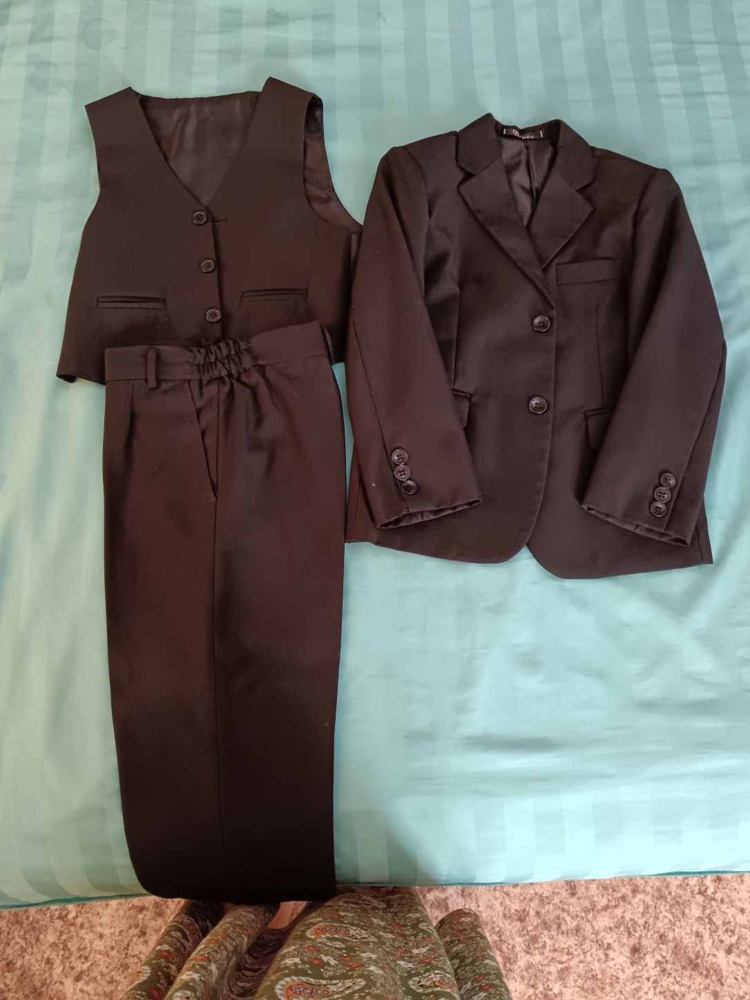 Продам детские вещи тройка костюмы, брюки, слаксы