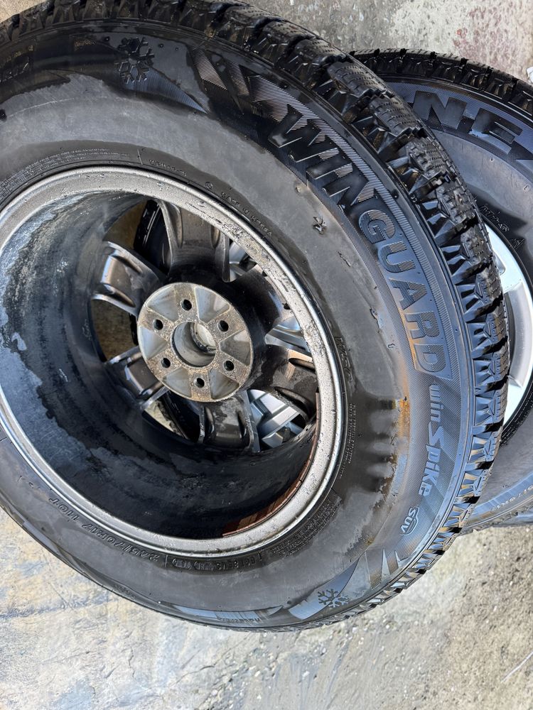Продам зимние шины nexen R17/245/70