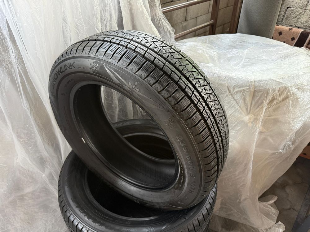Triangle PL02 235/60 R19