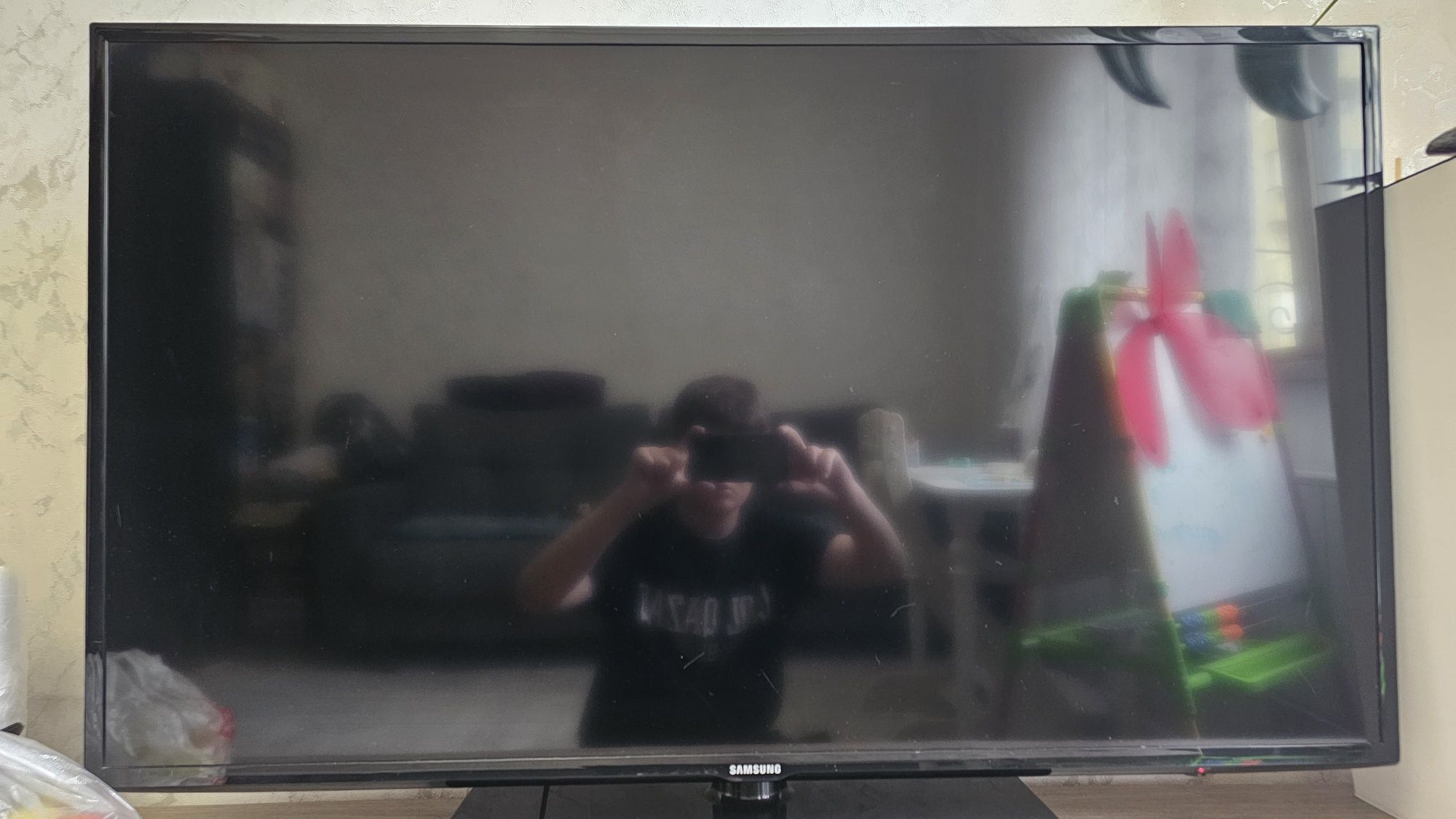 Продам LED телевизор Samsung UE46EH6030W в отличном состоянии
