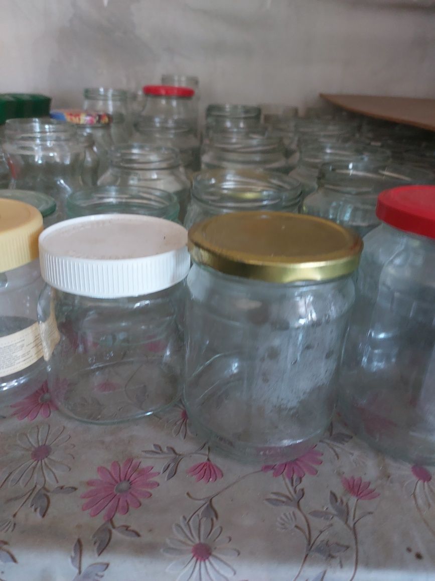Продам 1 литровые  банки винтовые , разные ёмкости баночки