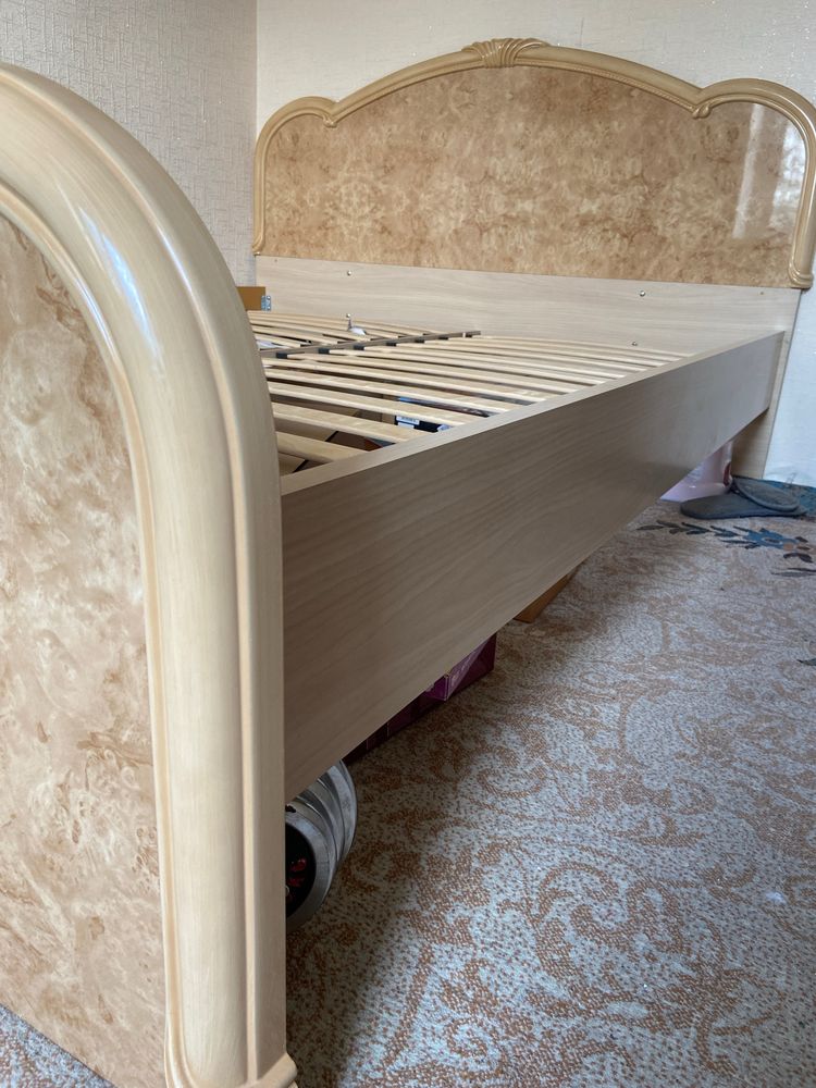 Продам двуспальную кровать