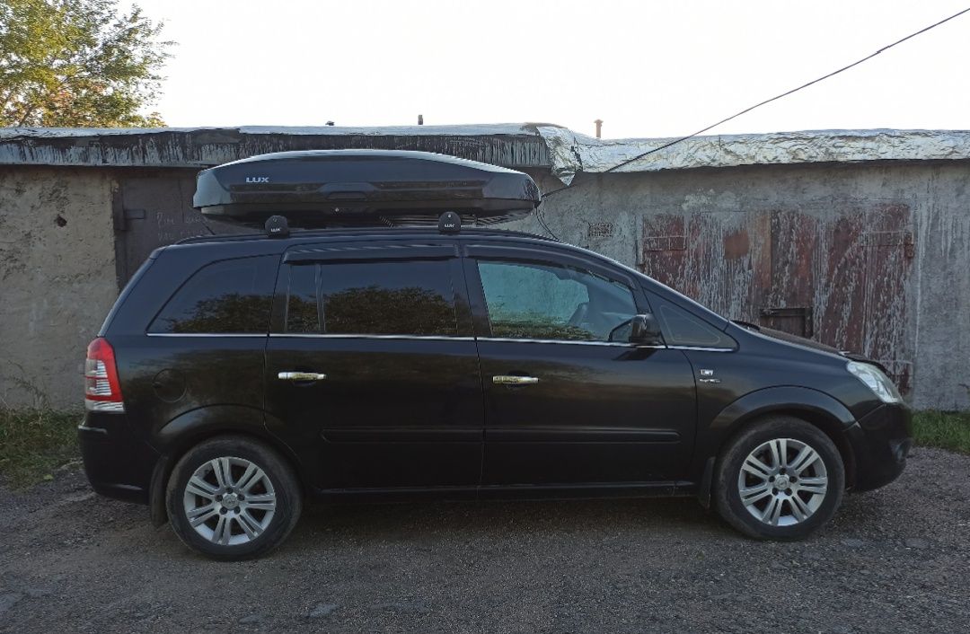 Opel Zafira B 2011 год 1.8