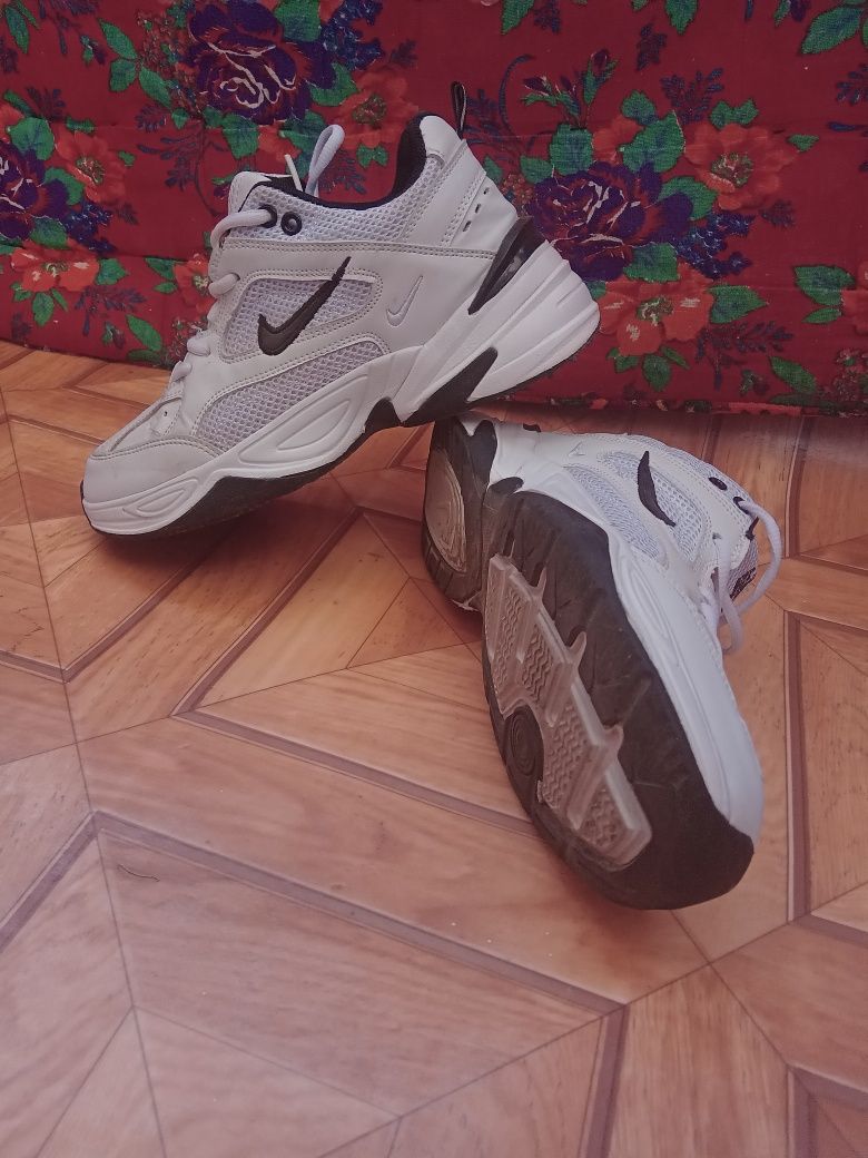 Кроссовки Nike белого света 12 500тг