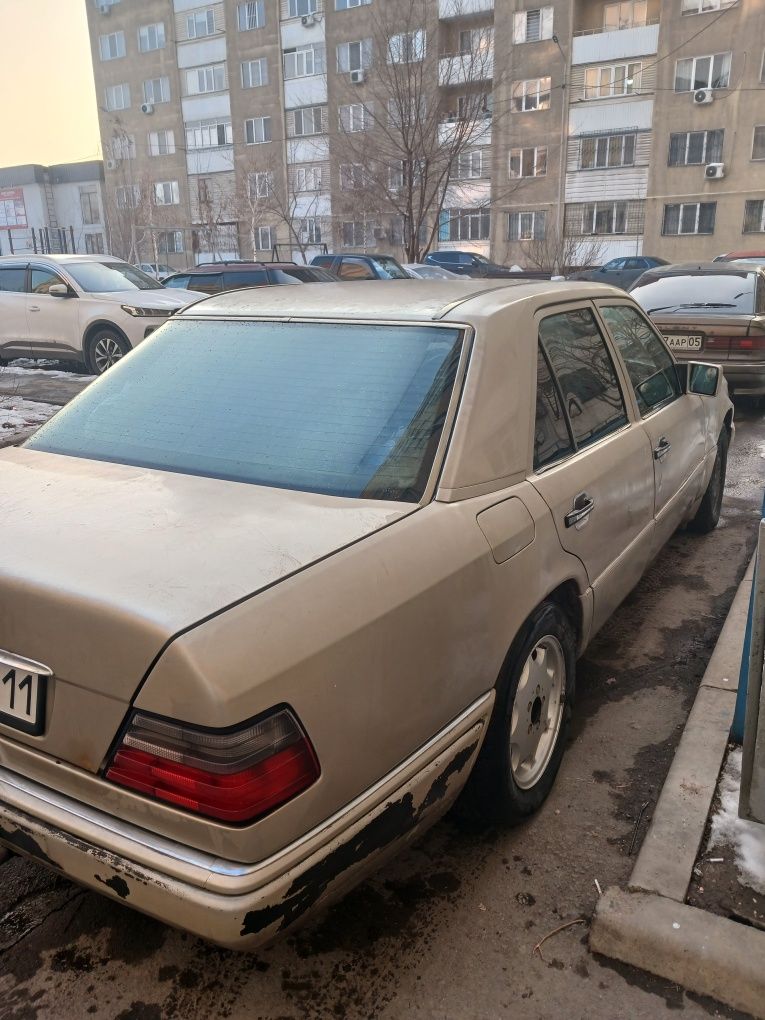 Машина мерседес 124
