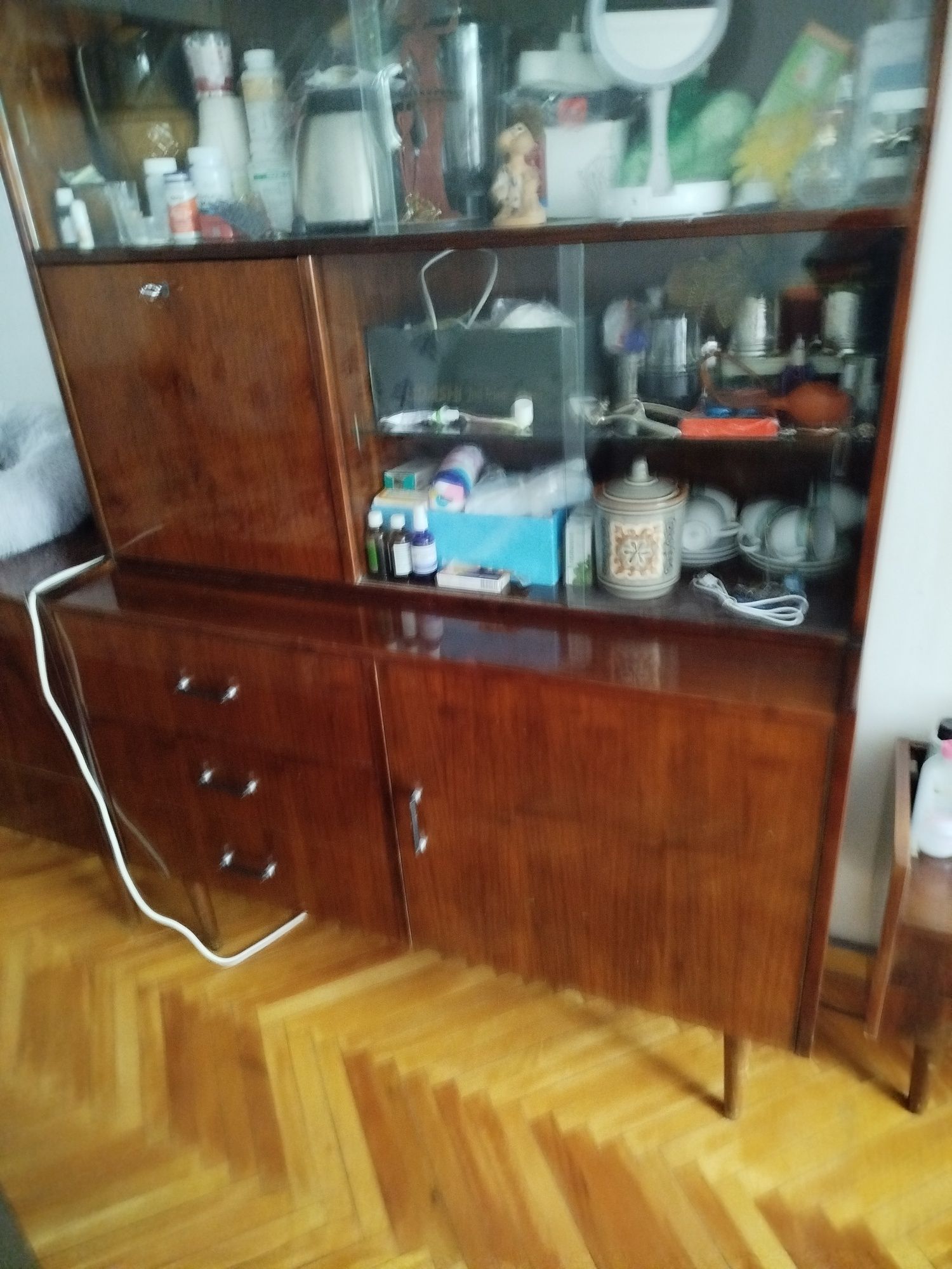 Продам мебельную стенку и другую мебель.
