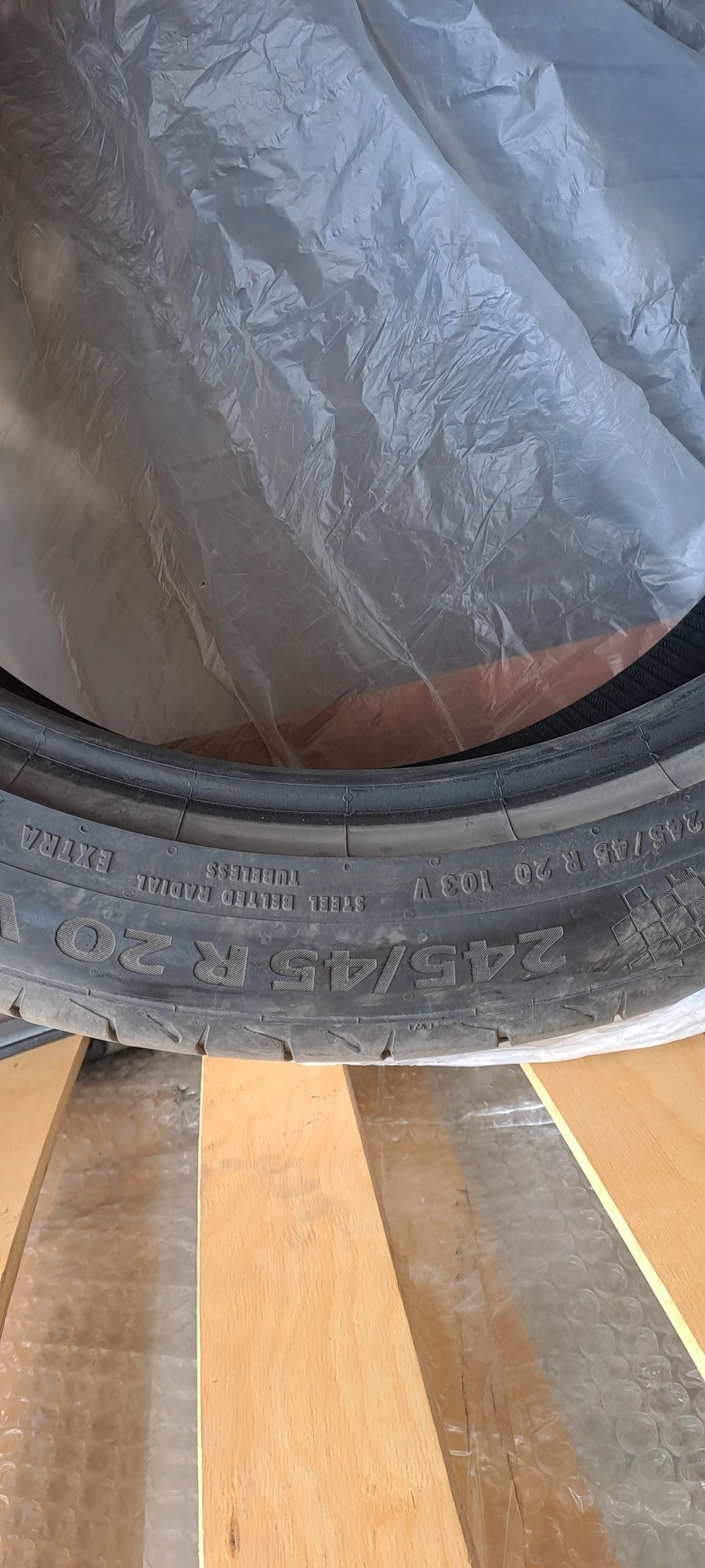 Шина Continental  245/45/20 в комплекте