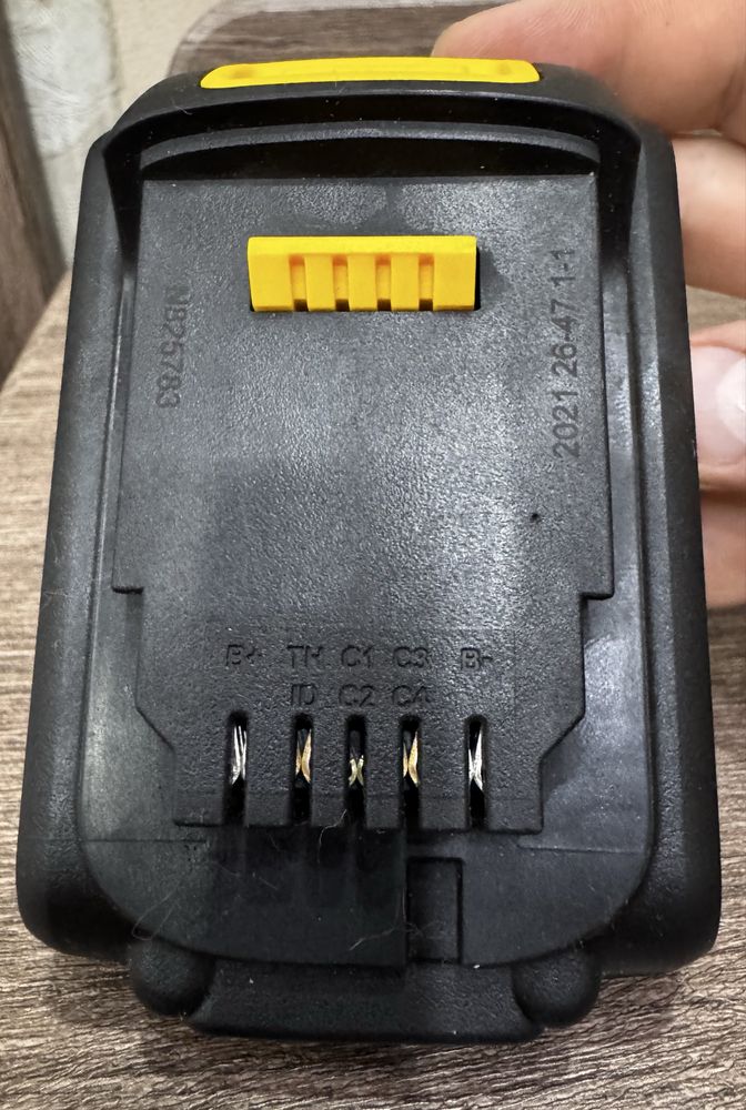 Продам новый акумулятор DeWALT DCB183G