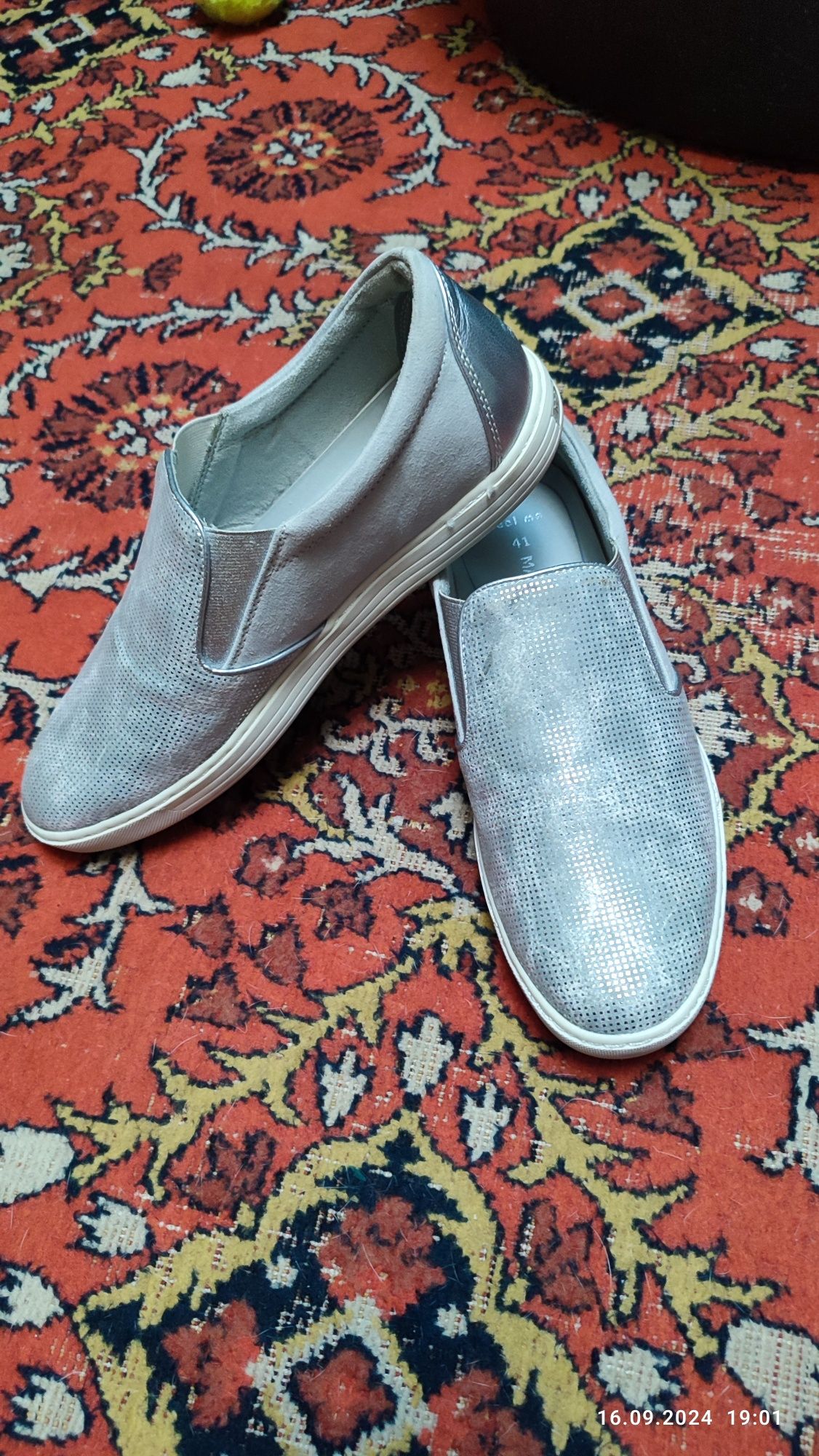 Продам кроссовки, лоферы.