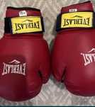 Боксерские перчатки от бренда Everlast