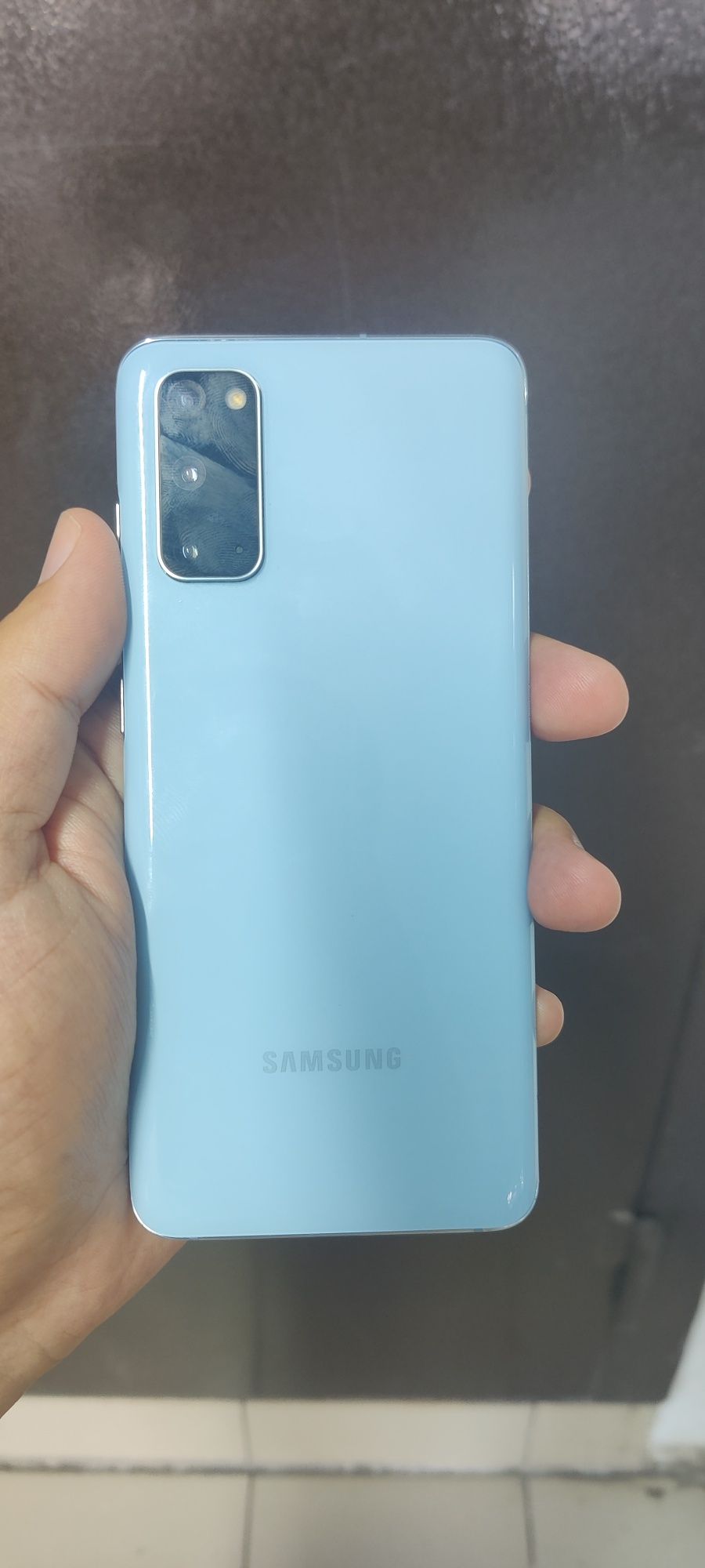 Продам Самсунг S20.