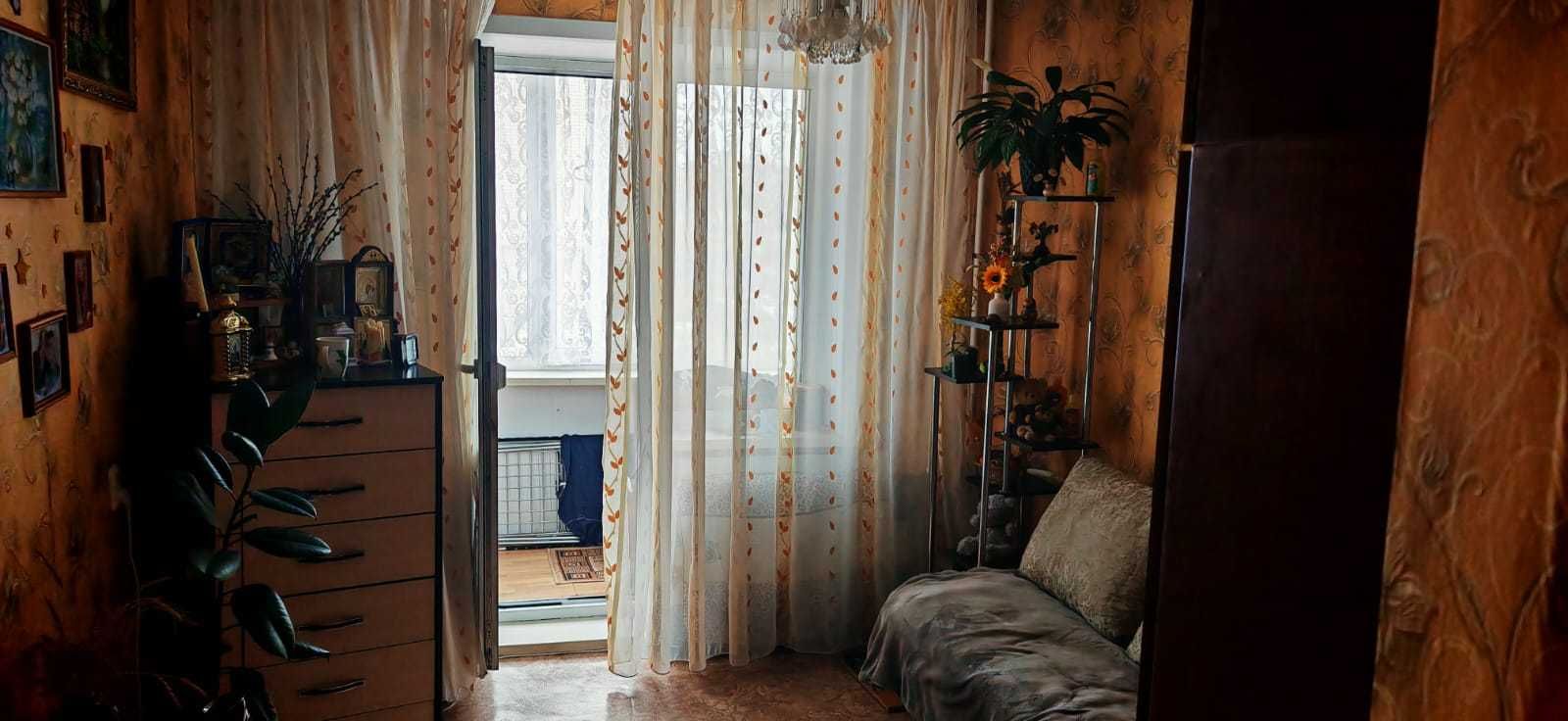 Продам 3-х комнатную квартиру в 19 мкр, средний этаж
