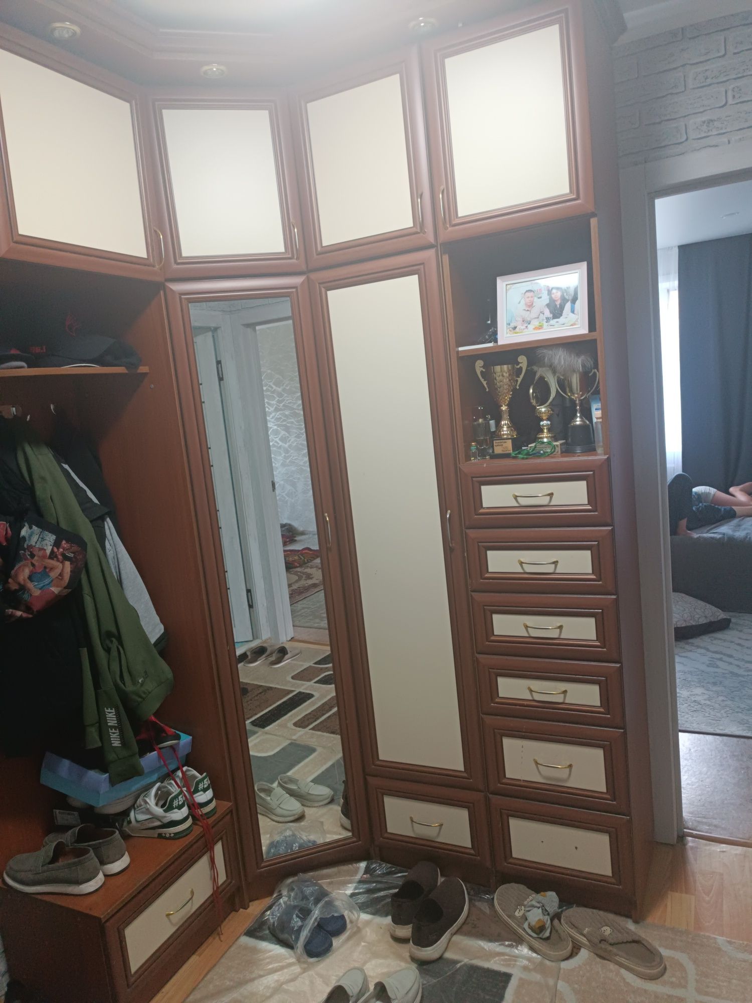 Продам прихожку, Для квадратного коридора