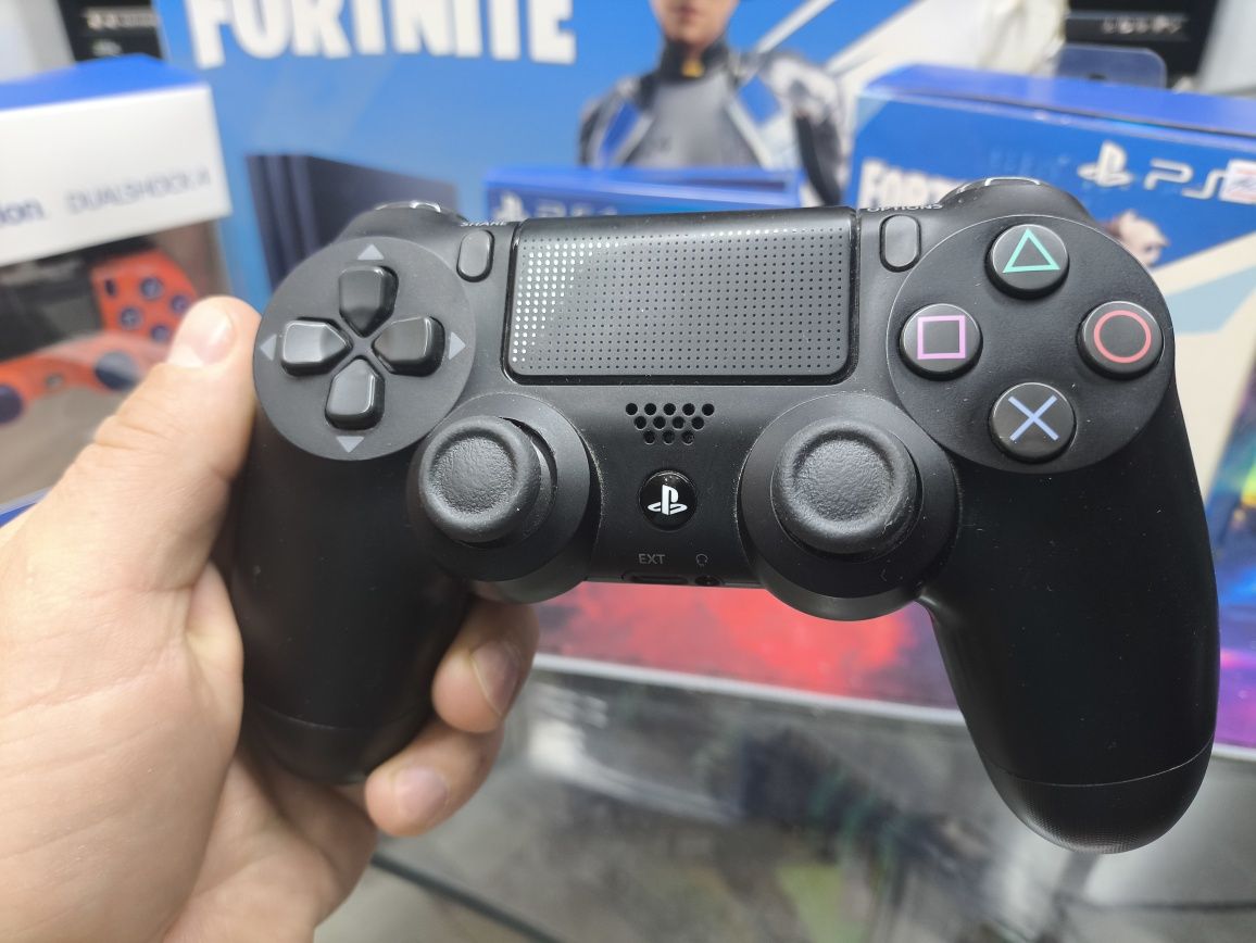 PS4 PRO 1000 GB 4K гейминг/коллекционное состояние+GTA5+2 Геймпада.