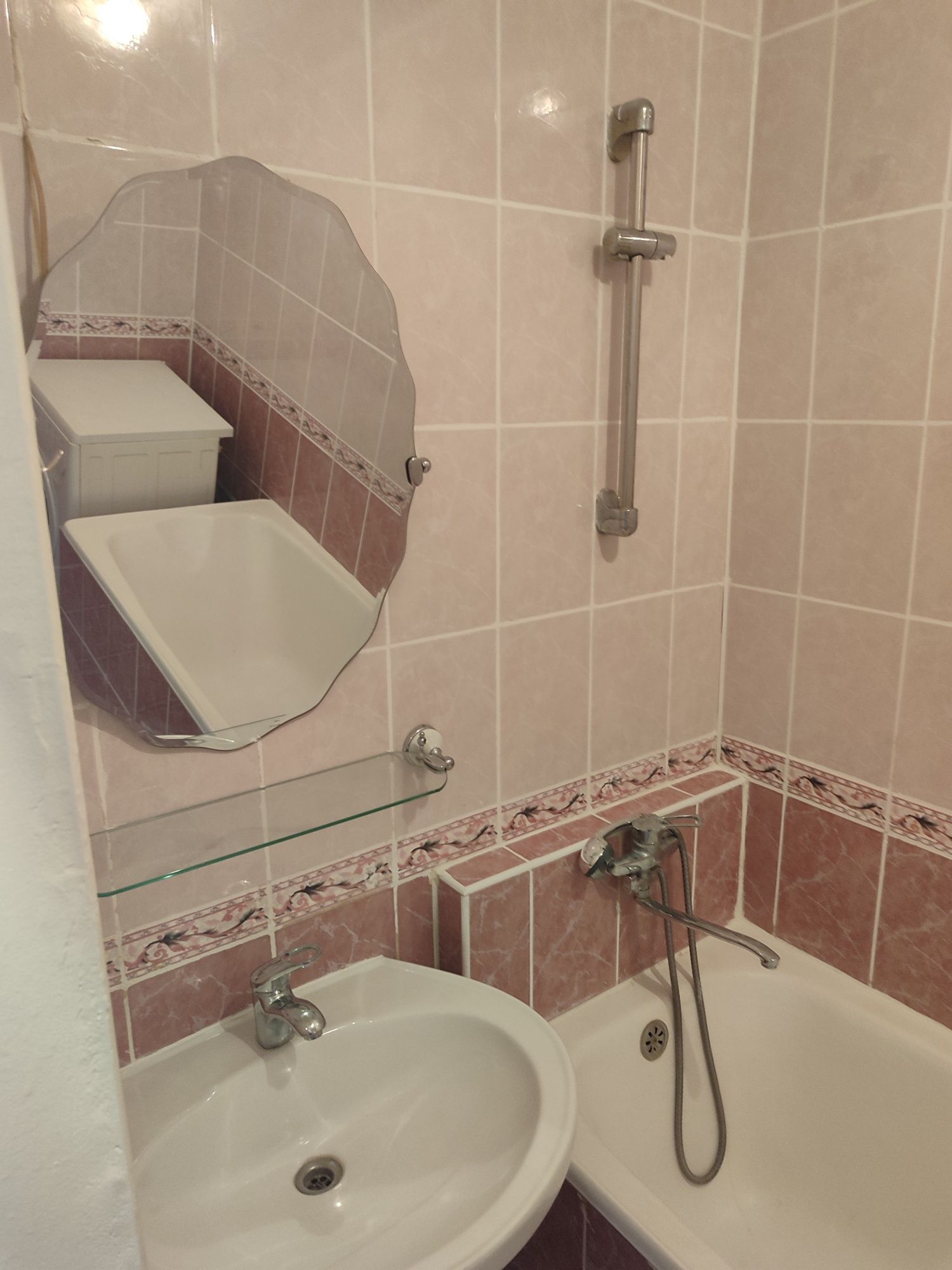Караганда Продам 2 комнатную 58,4м,кухня 11,1м,4/4 с подарком