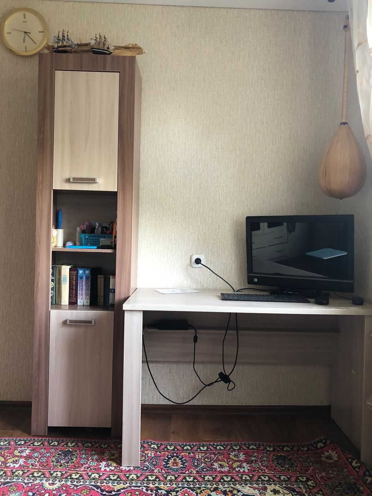 Продам компьютерный стол и шкаф