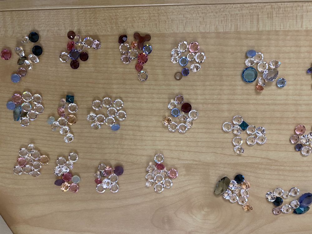 Продам камни Swarovski новые 205 штук