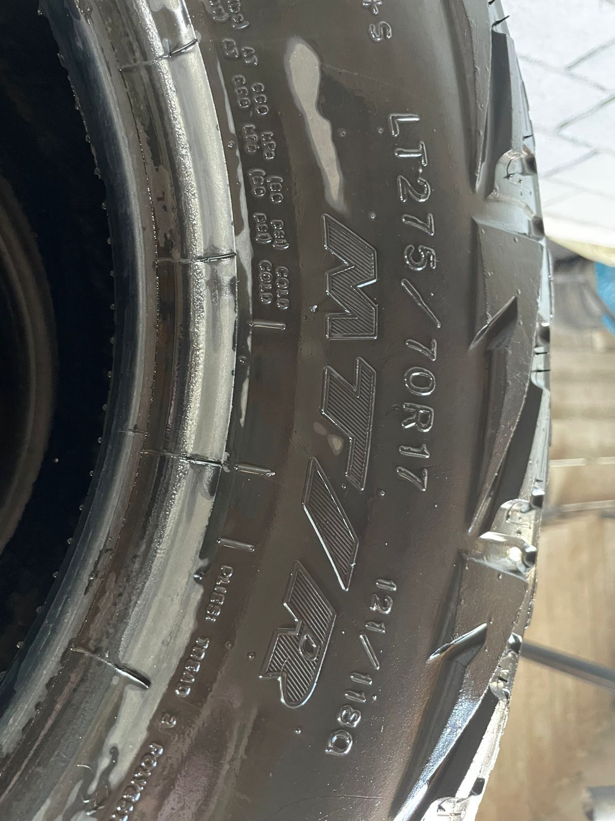 Продам шины грязевые LT275 70 R17