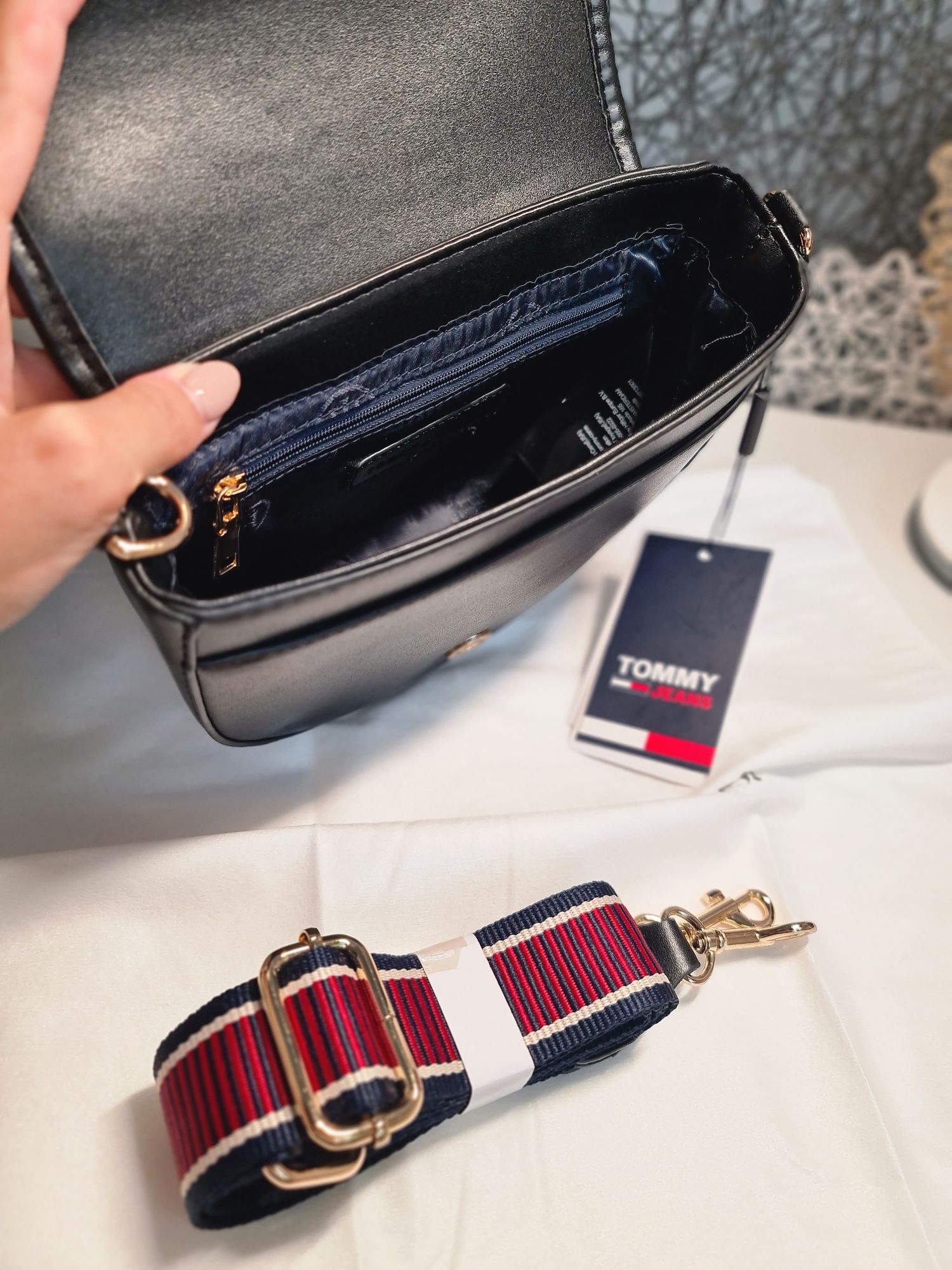 Сумка Tommy Hilfiger молочного,чёрного, синего цветов