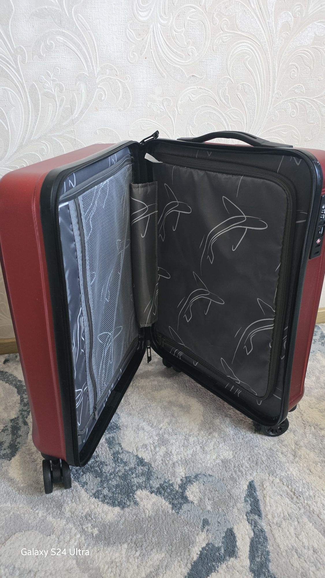 Продам чемодан красного цвета