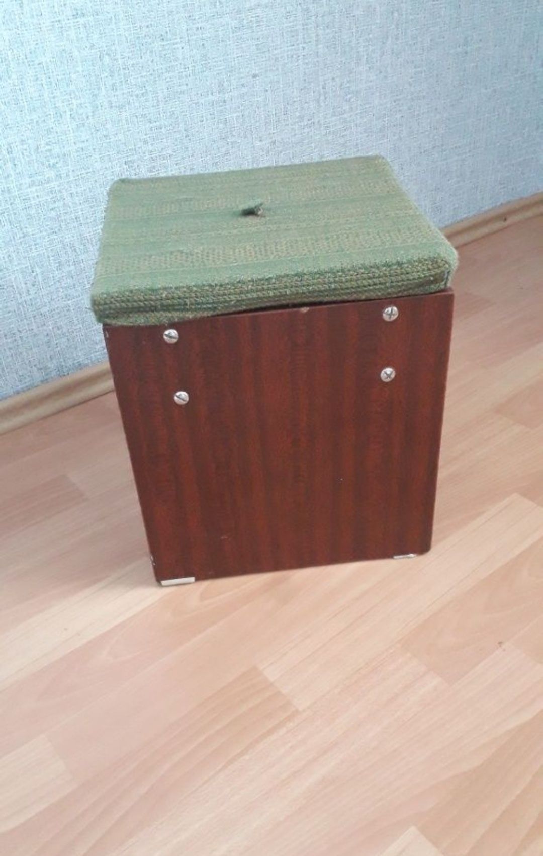 Табуретка--пуфик. Размер 32 см * 32 см * 36 см. Б/у.