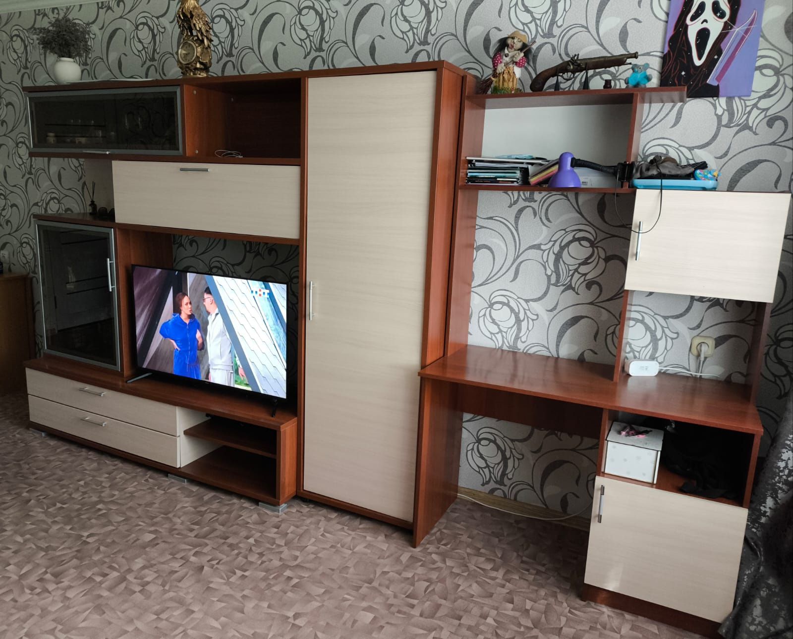Горка для зала со столом