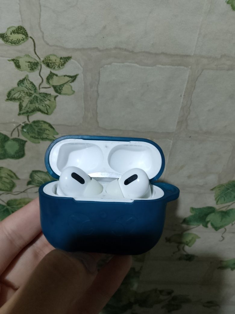 AirPods Pro + кейс + и сменные подушочки , В отличном состояние срочна