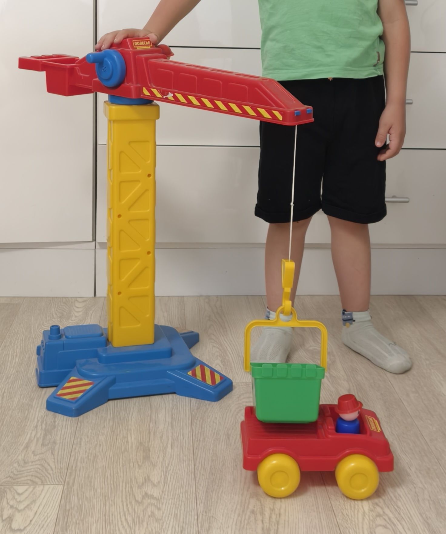 Игрушка подъемный кран полесье