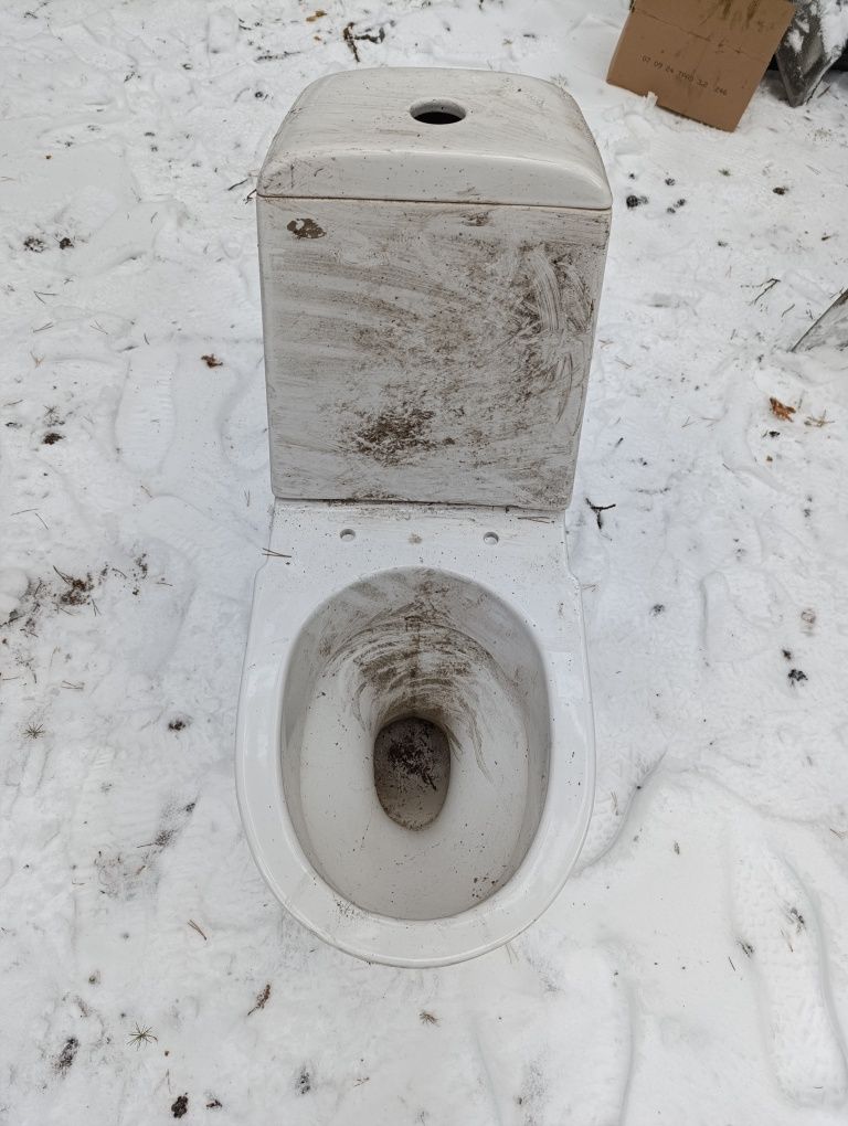 Продам отличный белый унитаз