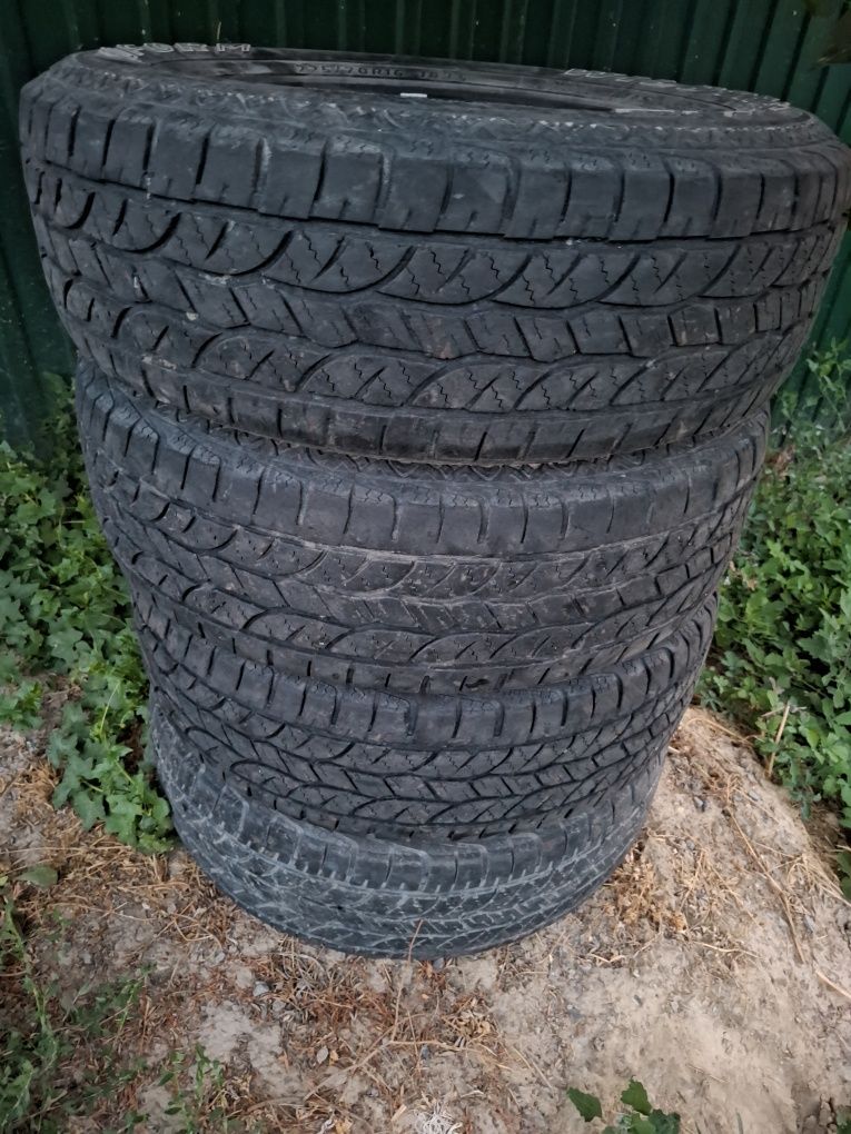 Продам хорошую резину 225/70 R 16 ..не бьёт  шишек нет . Три болона .