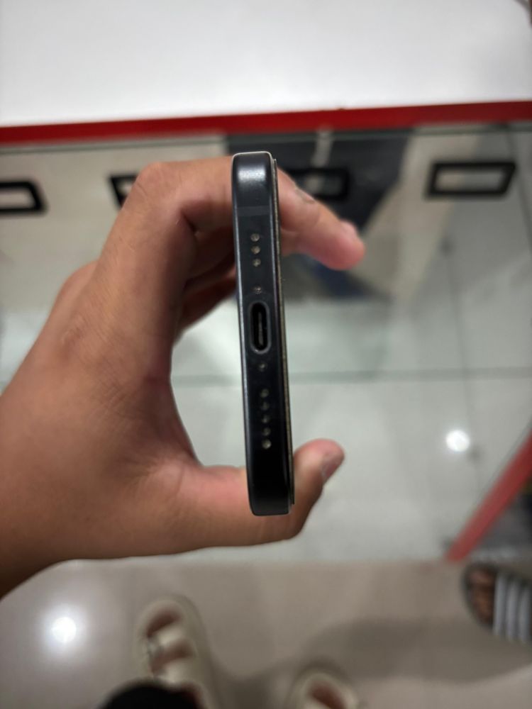 iPhone 15  без сколов и трещин