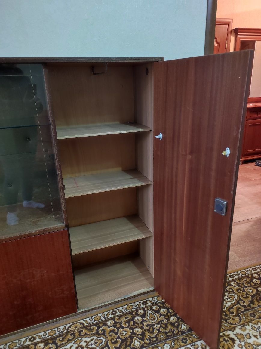 Продам сервант лакированный