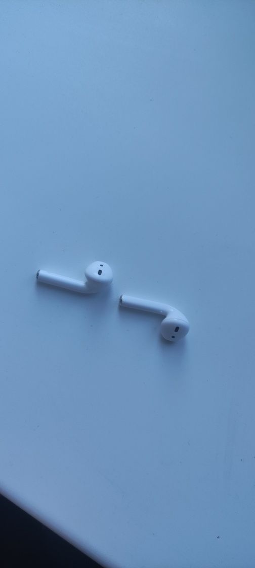 Продам наушники левый ухо и правый ухо от airpods