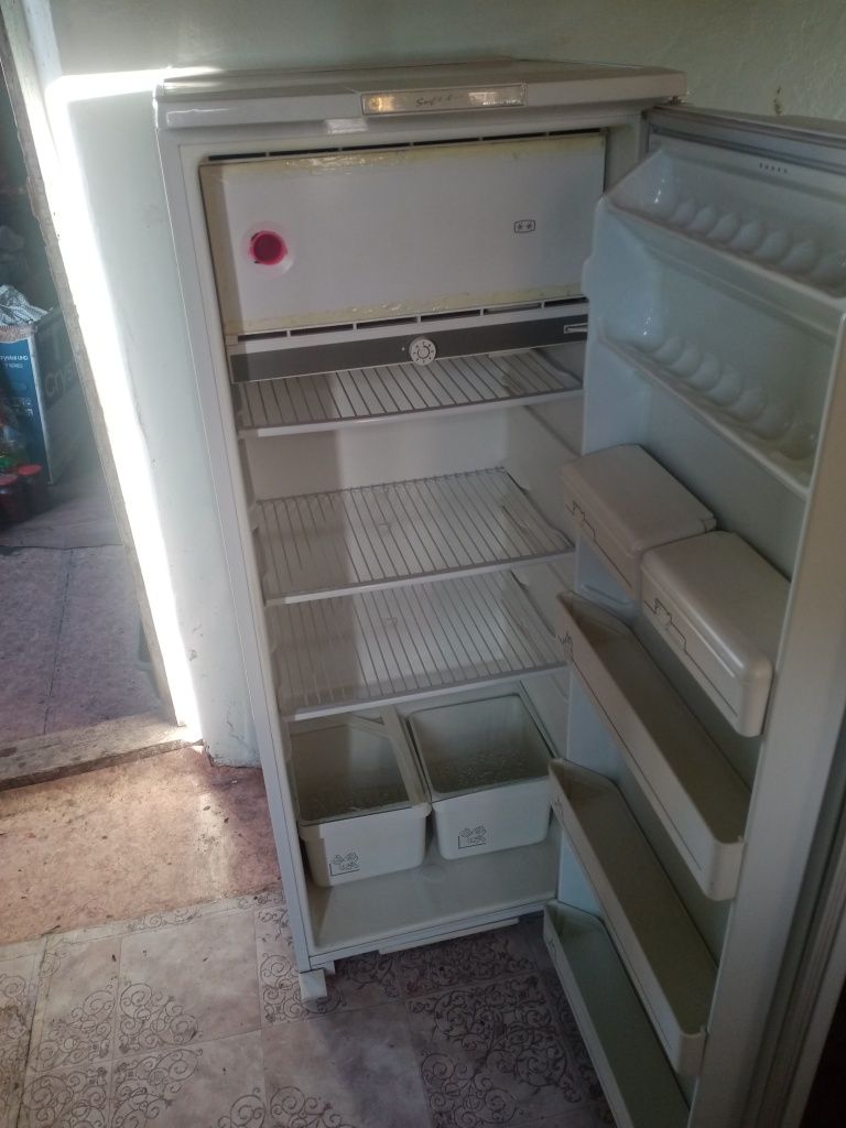 Продам однокамерный холодильник рабочи морозить, доставка бесплатно