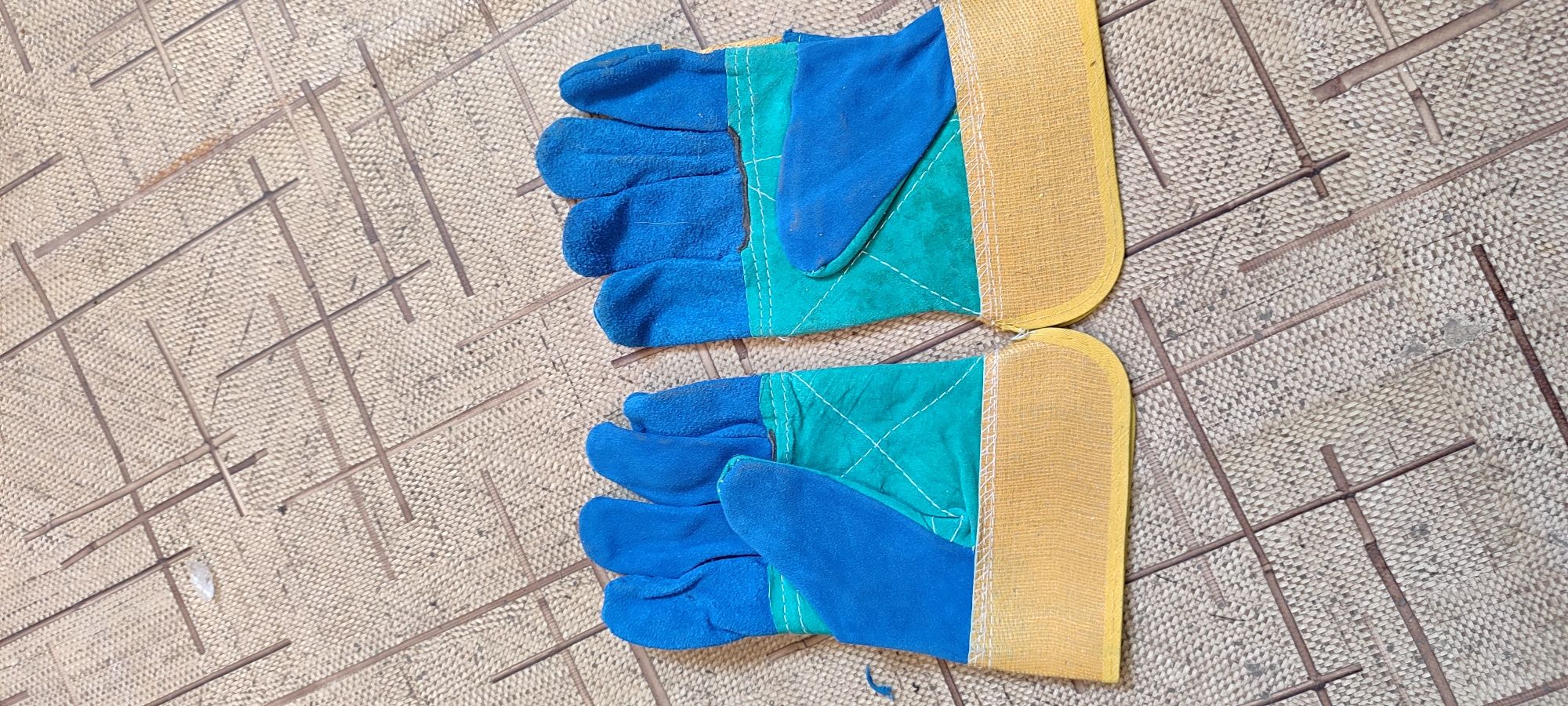 Продам Перчатки Новые Крепкие !