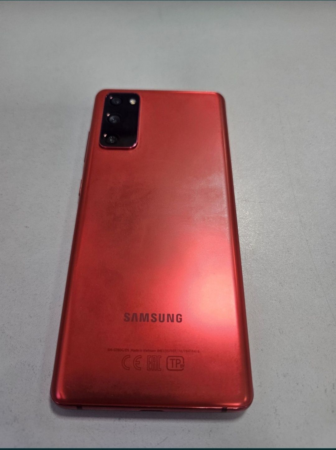 Продам Samsung S 20 fe + подарок