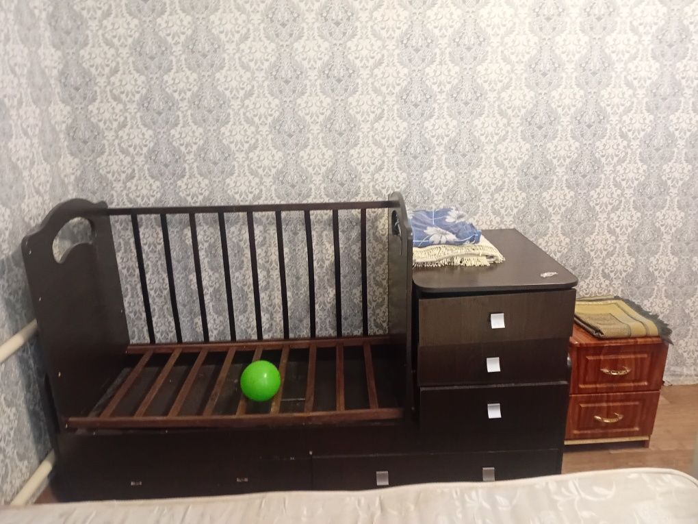 Продам детский кровать с комодом