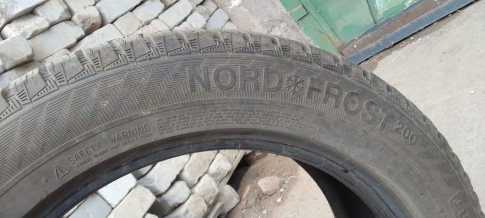Продам зимнюю резину шипованную 235/55R19  4 штуки