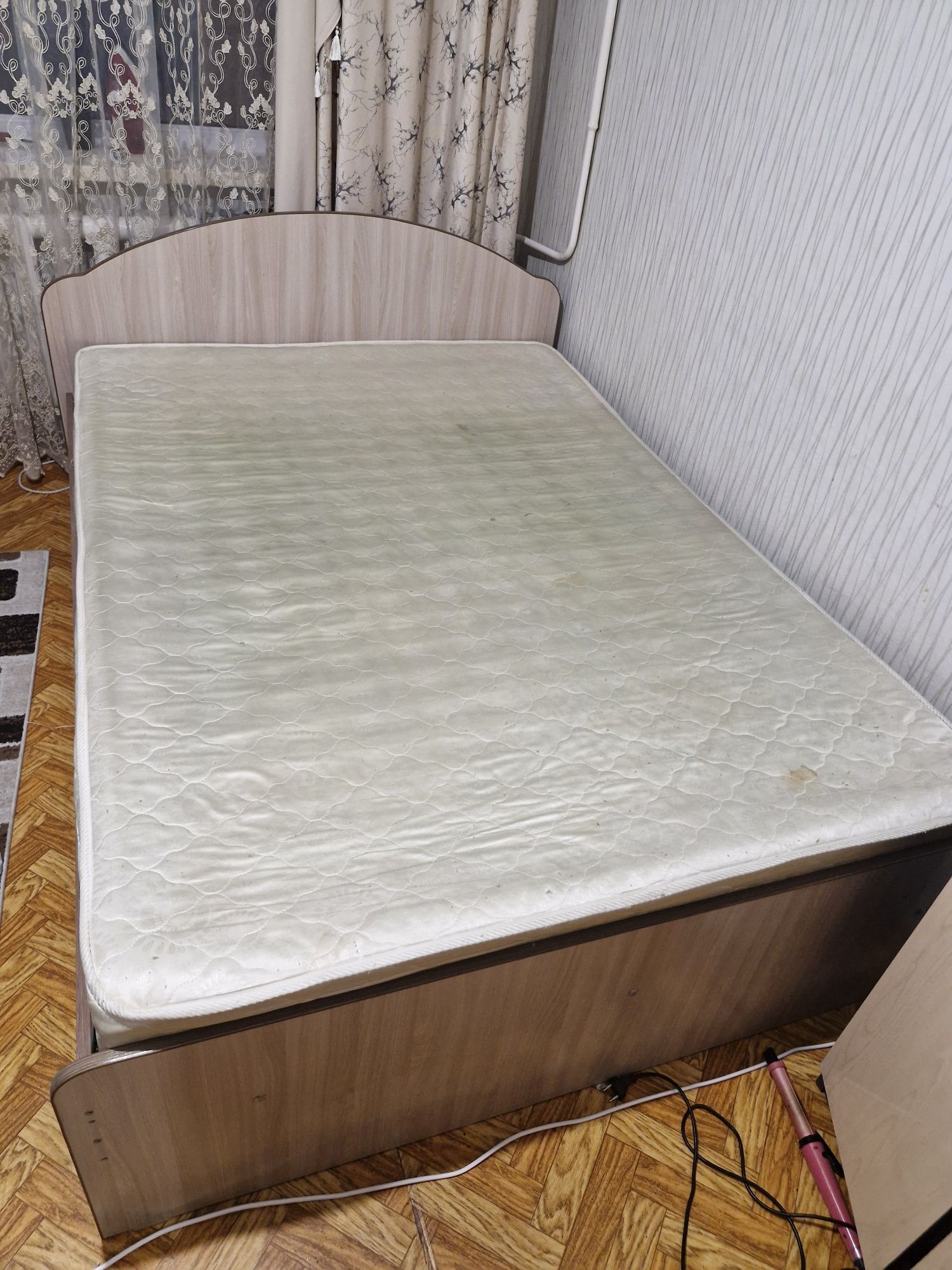 Продам кровать двуспальная с матрасом